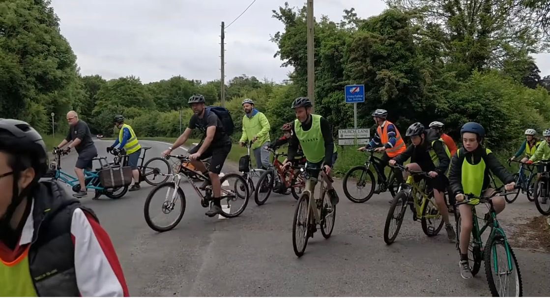 CycleBusNetwork's tweet photo. @fridedaysbb This is us at the junction onto a 60mph stretch- you can see how tricky this is for everyday cycling- a real concern for many. So please lower the speed limit on this road to 40mph or even 30mph @hantsconnect @robhumby @nickking And we would love some kit for our bike bus π https://t.co/oyya9bKGCb