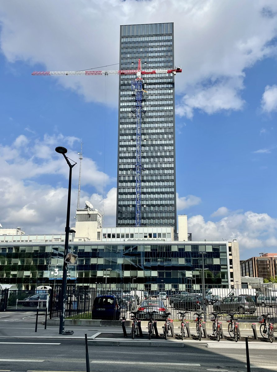 Le démontage de la grue se poursuit, elle glisse le long de la façade inexorablement pour bientôt disparaître #ToLyon #PartDieu #Lyon #garedelapartdieu #LyonPartDieu #vinciimmobilier #dpa_official #reinventonslapartdieu #gratteciel