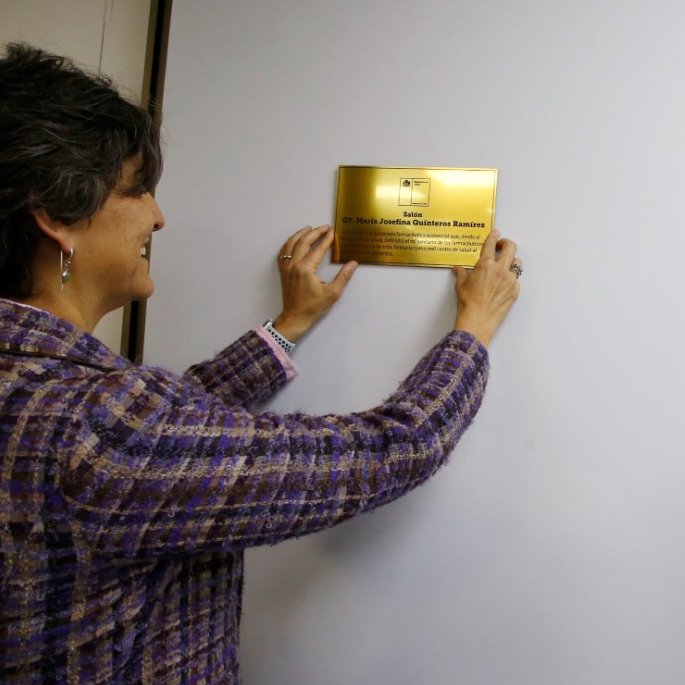 ximenaguilera's tweet photo. 📌 Esta mañana homenajeamos a María Josefina Quinteros 🙌🏽, una de las farmacéuticas más destacadas de nuestro país. Por su incansable labor y compromiso con la salud pública de las chilenas y chilenos, el salón de reuniones de la #DIVAP llevará desde hoy su nombre https://t.co/Rbc3X6Kivf