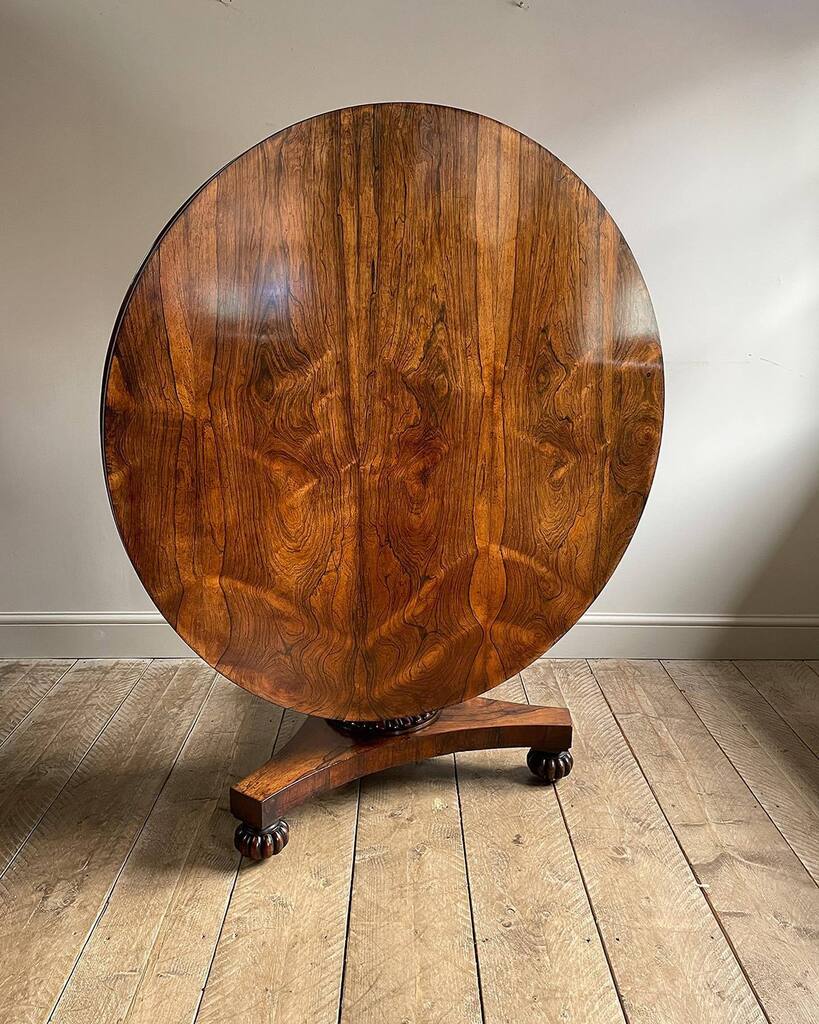 New in: Beautiful William IV rosewood centre table. Figured circular tilt top over a lappet carved pedestal with triform base, raised on turned reeded feet. Circa. 1830 _____ #rosewoodtable #regencytable #circulartable #roundrosewoodtable #antiquetabl… instagr.am/p/CrQr-IuI5d5/