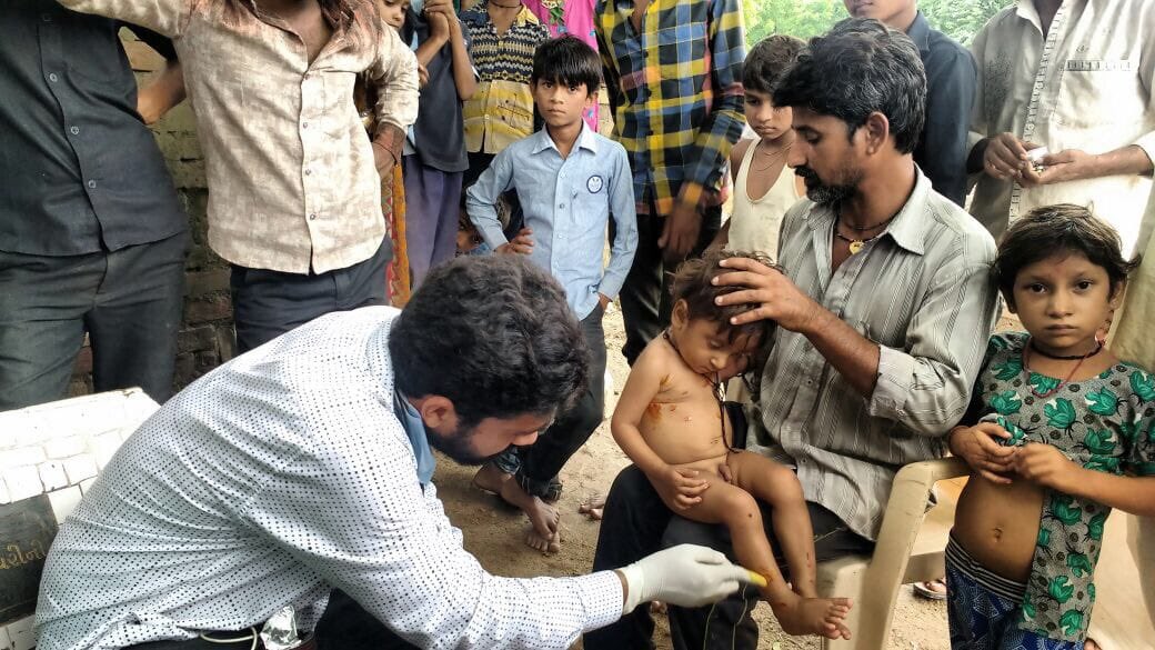 SewaGatha's tweet photo. अक्सर आपदाएं बता कर नहीं आतीं - जुलाई 2017 में राजस्थान के जैतपुरा बांध से निकला पानी गुजरात आते-आते भीषण बाढ़ मे बदल गया।सूचना मिलते ही, खतरे की जद में आने वाले गांवो की ओर चल पड़े स्वयंसेवक,एक्शन प्लान बनाकर स्वयंसेवकों ने सूझबूझ से हजारों जिंदगियाँ बचाई
https://t.co/tTVtIWe3l1 https://t.co/GgPjGrxr36