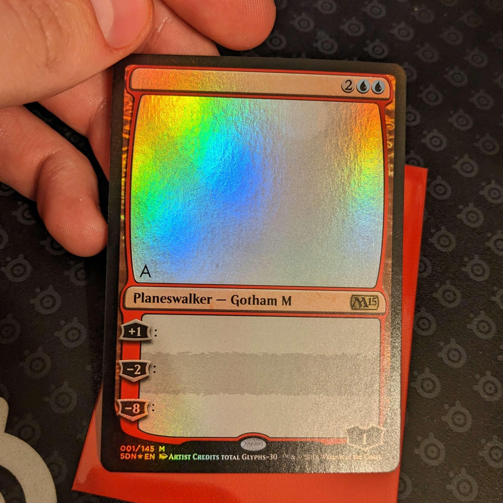 ligamagicbr's tweet photo. Essa é uma impressão teste de M15, edição onde o sele holográfico foi introduzido.
Se vocês prestarem bem atenção, da pra notar que ao invés do símbolo de Planeswalker que temos hoje, está escrito "Magic" no selo 😁
Retirado do grupo #MTGRarities no Facebook https://t.co/VCE09wr4cK