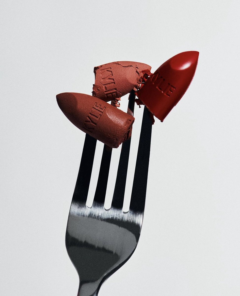 kyliecosmetics's tweet photo. dinner is served… NEW matte and créme lipsticks in 24 brand new shades coming April 26 https://t.co/cdCGgaF8Xk