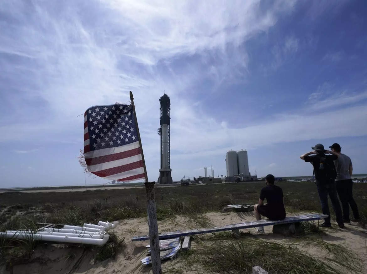 DerrickDcruz's tweet photo. SpaceX Starship, world's biggest rocket, explodes during first flight test

https://t.co/jxnFpYFiWe

Download Economic Times App to stay updated with Business News -
 https://t.co/9uG1P4Fiv8 https://t.co/1JSlrJlI8q