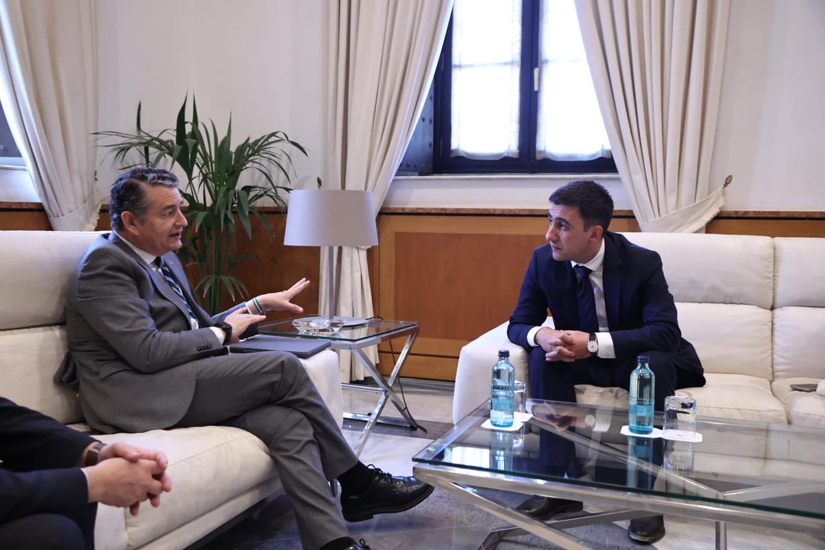 InteriorJunta's tweet photo. El consejero @antoniosanz recibe al embajador de #Armenia, 
@sos_avetisyan. Encuentro institucional para seguir estrechando 
lazos y trabajar en proyectos que beneficien a ambas partes.

Mantener relaciones cercanas y fructíferas con otros países es 
prioridad para este Gobierno. https://t.co/mBjr9DLBM4
