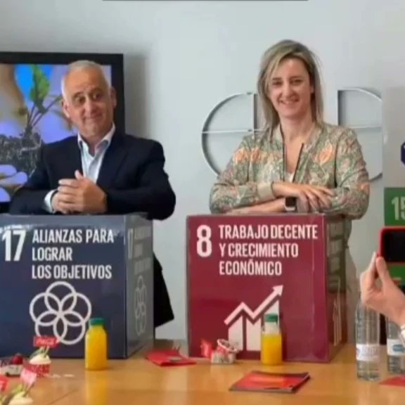 ramonmendiz's tweet photo. Enriquecedor encuentro con @aseleleon #Soyasele de forma distendida trasladamos los avances en estrategia de sostenibilidad #ThisIsForward de @CocaColaEP_es @CocaCola_esp Con #GiraMujeres Hostelería #PorElClima #MaresCirculares #ObjetivoCero ... entre todos #UnMundoMejor https://t.co/CNCPon2cpg