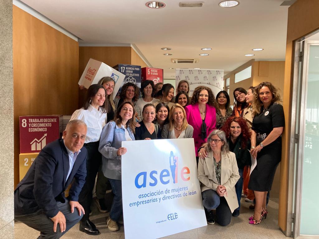 ramonmendiz's tweet photo. Enriquecedor encuentro con @aseleleon #Soyasele de forma distendida trasladamos los avances en estrategia de sostenibilidad #ThisIsForward de @CocaColaEP_es @CocaCola_esp Con #GiraMujeres Hostelería #PorElClima #MaresCirculares #ObjetivoCero ... entre todos #UnMundoMejor https://t.co/CNCPon2cpg