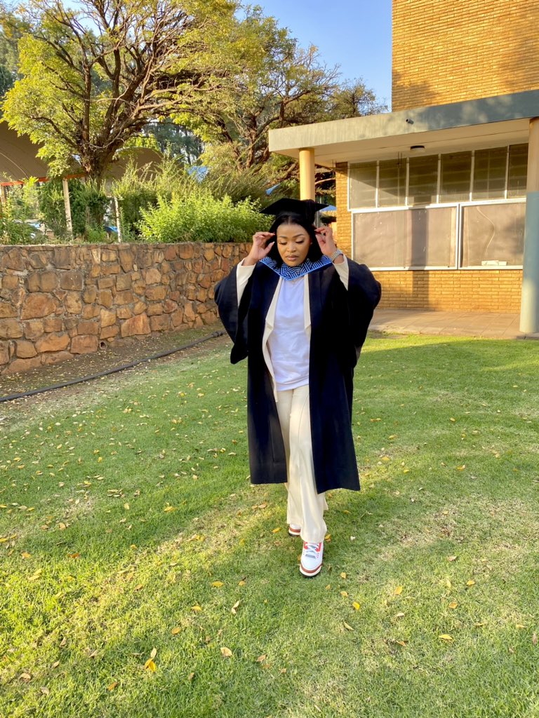 matsh_idiso's tweet photo. I graduated yesterday! 🥹🙏🎓 https://t.co/srcfXbNpAK