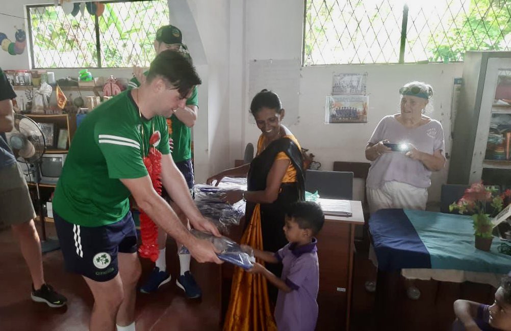 📸: Seven of our lads journeyed to Hikkaduwa in South Sri Lanka to visit a great charity that runs the ‘Hopes and Dreams’ Village. 

The volunteers at the facility provide amazing services to kids and families in need.

➡️ Read on: bit.ly/3LqA7HP

#BackingGreen ☘️🏏