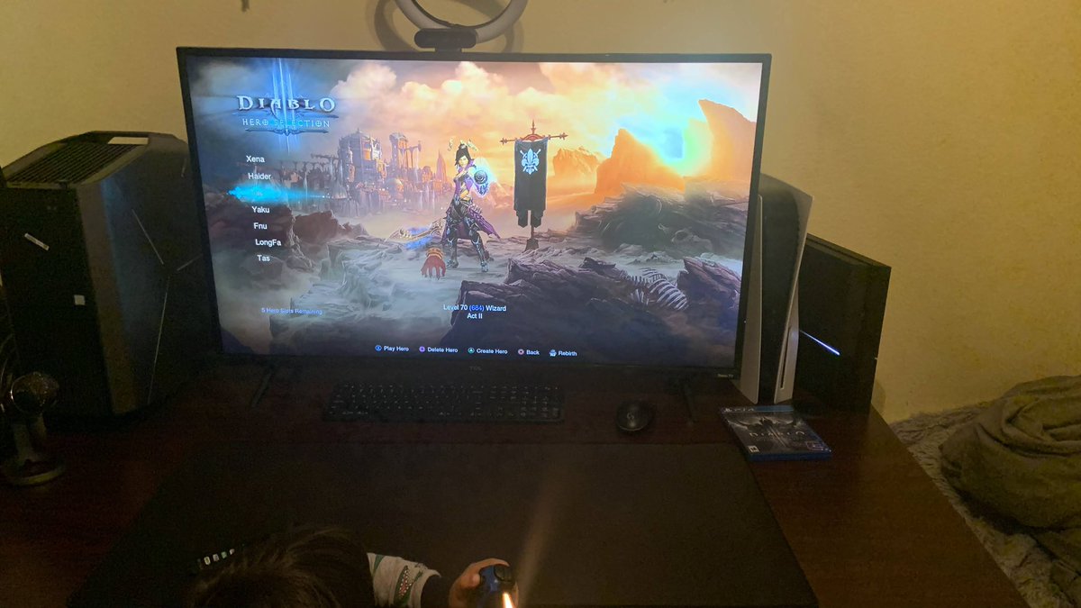 haider_cw's tweet photo. @ArinGoldsmith My 3 year old taking over to play some #Diablo3 https://t.co/hDpqDV3fDG