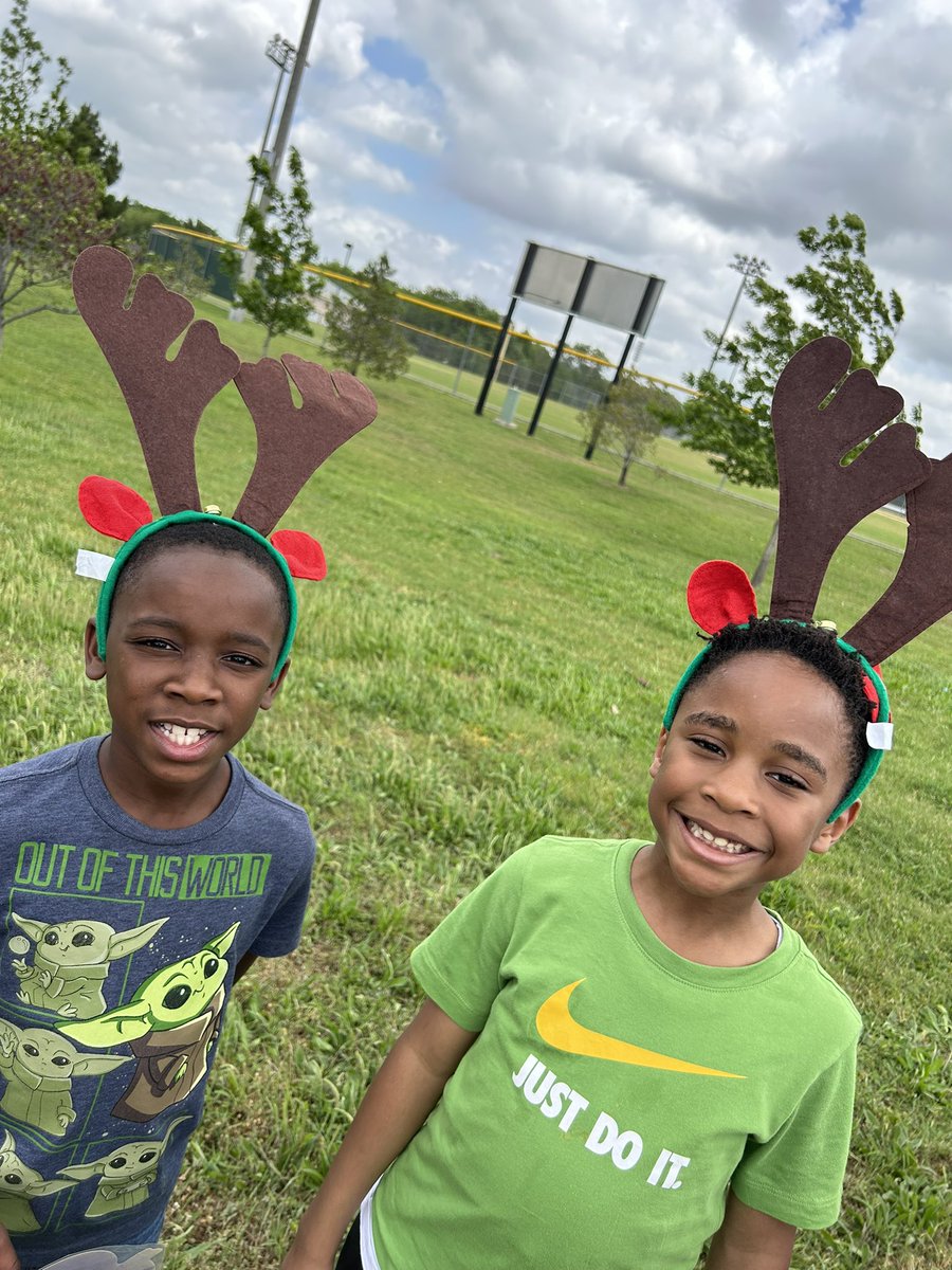 MissMcCornack's tweet photo. Nature hikes, habitat survival games, mammal exploration, oh my!!! Our 2nd grade field trip was AMAZING!💛 https://t.co/raVxnWdMEI