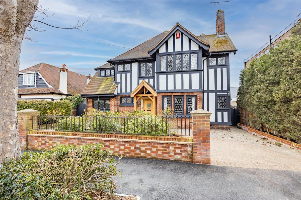 Appointmoor's tweet image. We have a charming detached house with accommodation over three floors, stunning sea views throughout and located just moments from Chalkwell seafront.

A must see property for anyone interested 😍 See more at via link in stories!

#seaviews #characterhomes #interior