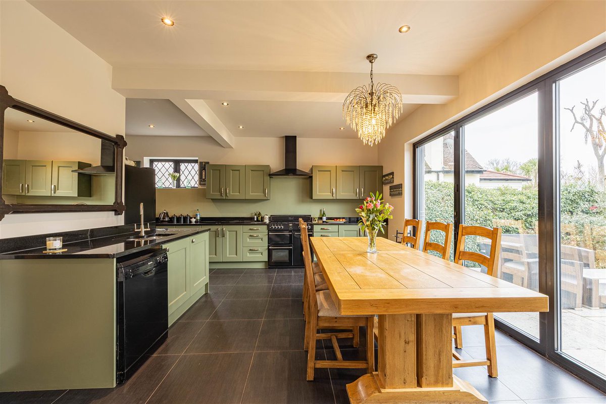 Appointmoor's tweet image. We have a charming detached house with accommodation over three floors, stunning sea views throughout and located just moments from Chalkwell seafront.

A must see property for anyone interested 😍 See more at via link in stories!

#seaviews #characterhomes #interior