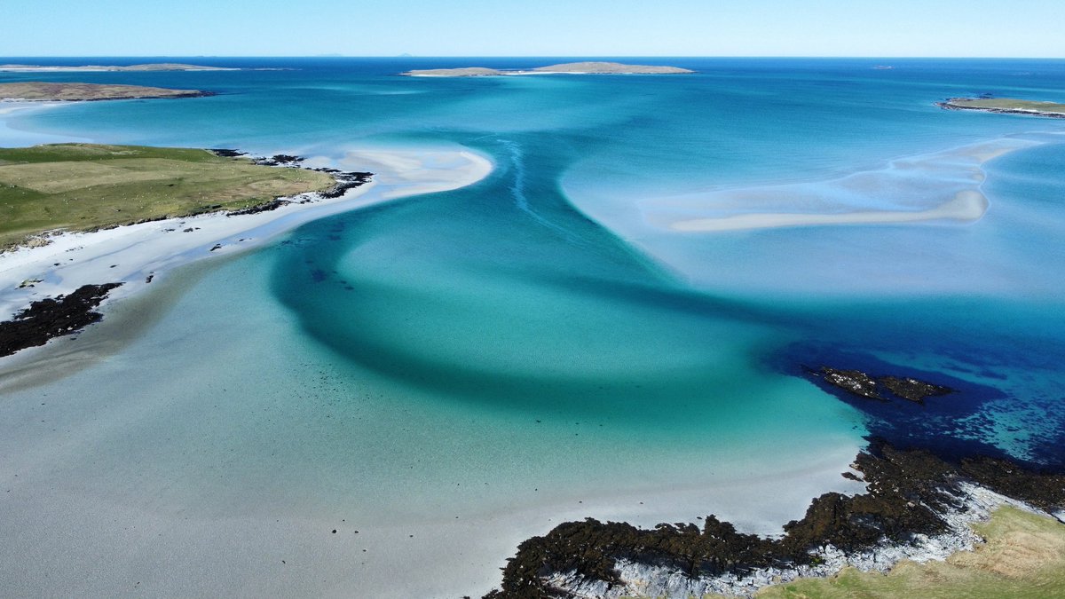 EilidhCarr's tweet photo. Just when I thought Scotland couldn't look any more beautiful 😍 #NorthUist #OuterHebrides #DJImini2 https://t.co/KAFioqg3OA