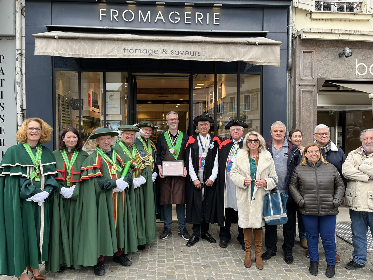 Fromagers's tweet image. Ravis d’avoir remis notre charte qualité à Arnauld DUFOUR de Fromage &amp;amp; Saveurs à Houdan. La reconnaissance d’un engagement tourné vers la qualité. Qualité des produits et des services mais également vers le développement durable et ses enjeux. @CGAD_france @cniel