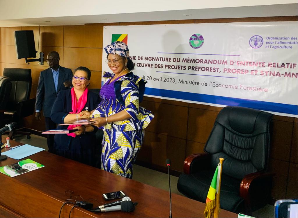 Signature ce matin à Brazzaville d'un MoU entre la Représentante de la FAO @FAOCongo et la Ministre du MEF @MatondoRosalie1. Cet accord doit  faciliter la mise en œuvre des projets PREFOREST #GCF, PROREP et SYNA-MNV #CAFI.
@FAO @FAOForestry @CAFISecretariat