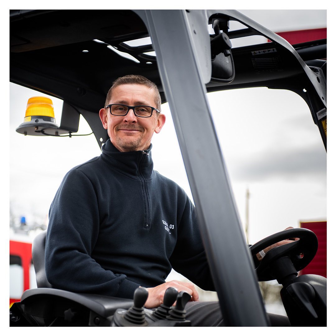 Pompiers03's tweet photo. 👉🏼Journée nationale des secrétaires et des personnels administratifs :
Vous ne les voyez pas dans les engins, mais ils sont indispensables dans notre chaîne de secours : les PATS effectuent tous les jours un travail de l’ombre. Ils sont plus de 60 au SDIS03 ! https://t.co/OrePO7bytk