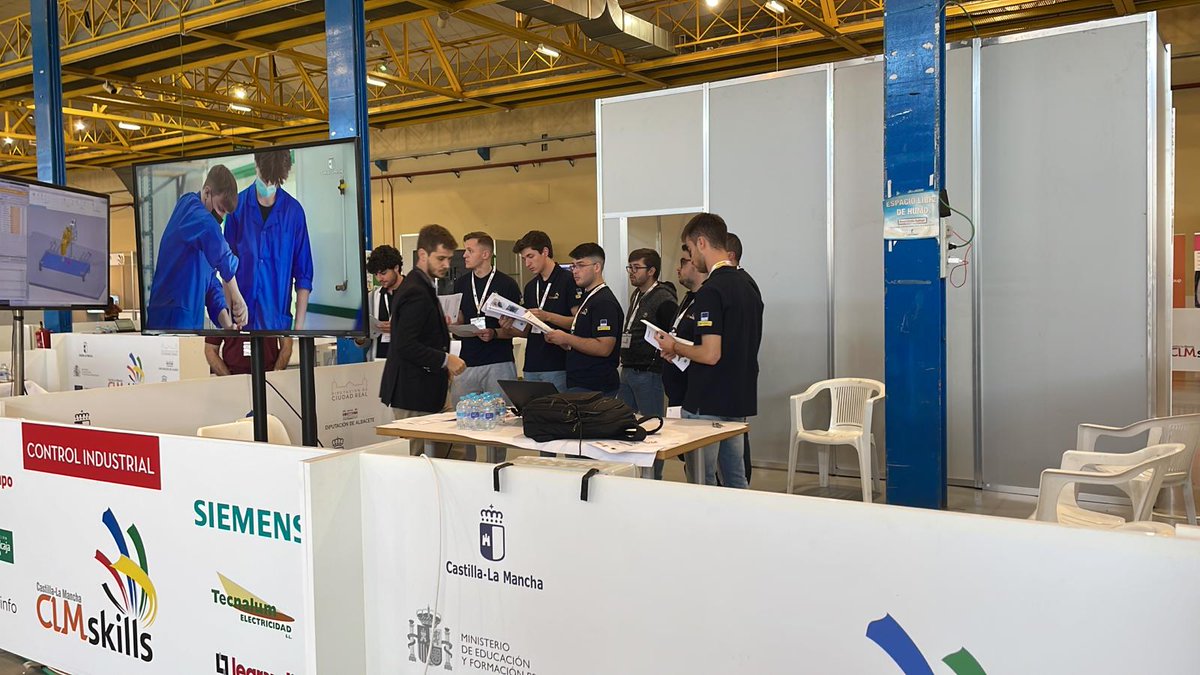 IESLuisDeLucena's tweet photo. Comienza la prueba de #ControlIndustrial en #clmskills #Albacete
¡Vamos Héctor!
#lafpenelLucena
#olimpiadasFP
#educajccm
@siemens_ind @siemens_es https://t.co/eAGLlGBvQE
