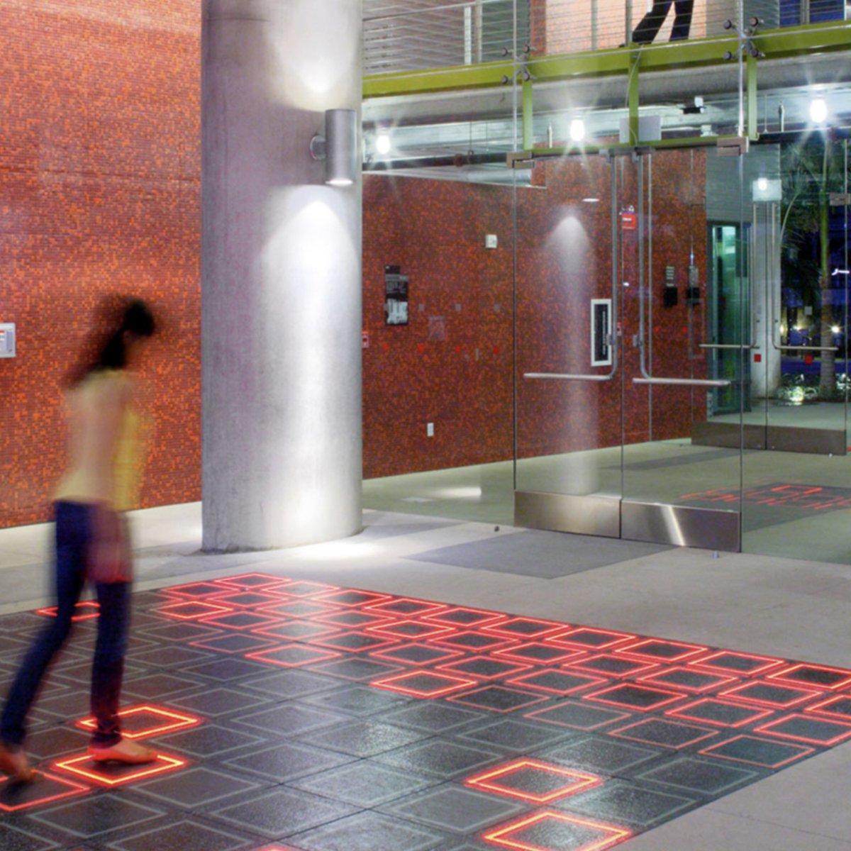 themaxcollab's tweet image. Met Lofts (2006)—Met Lofts combines innovative architecture, public art &amp;amp; landscaping. LA-based design firm Electroland won a competition to create large-scale public art for the building. The result is the distinctive interactive LED “carpet” on the outdoor ground level.