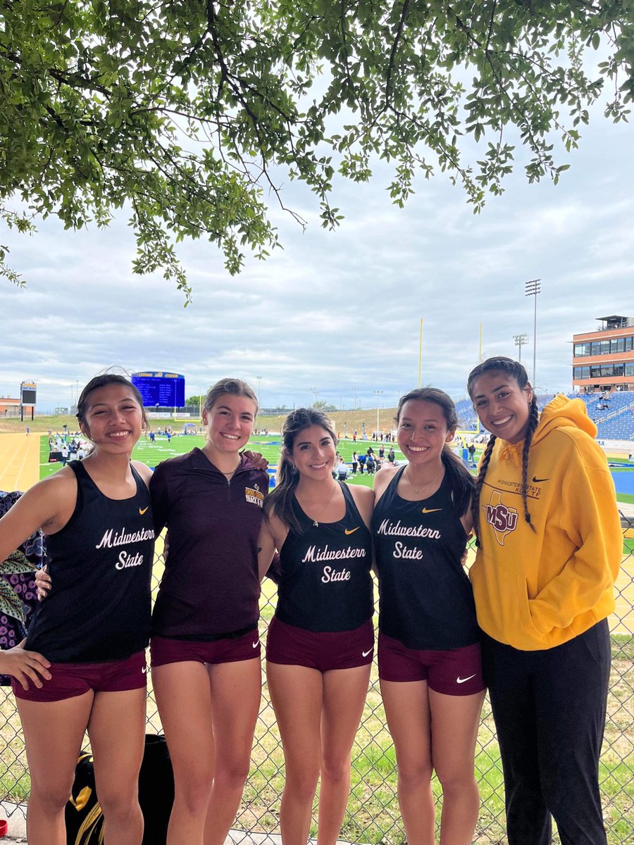 So thankful for everyday:) With having injuries during cross and indoor, it’s been hard to find the mindset for outdoor. I could have given up but these girls have made it so easy to be determined and remember what I love to do ! 🤍