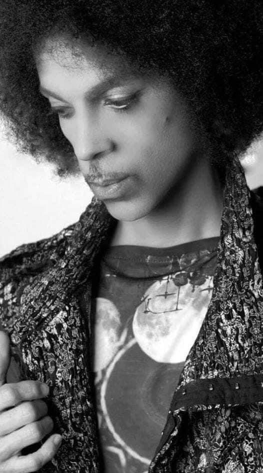 It's the 21st in Oz. Thinking of the absolute joy he brought &amp; continues to bring. No-one can ever take that away. #PRINCE4EVER 💜