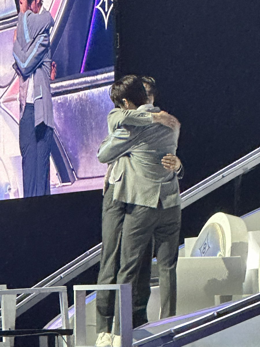 zi999in's tweet photo. 규빈아 축하해 https://t.co/zS1djEBUmM