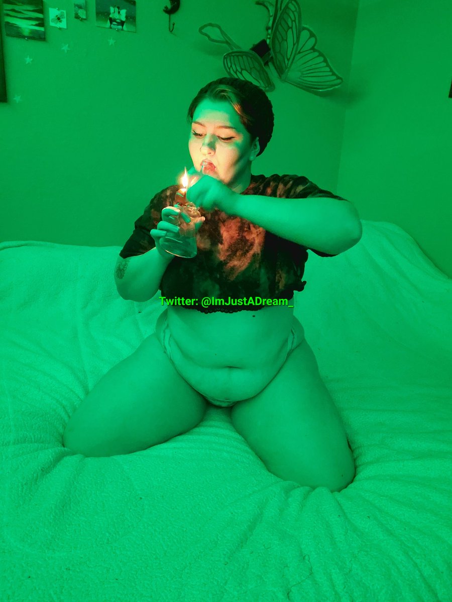ImJustADream_'s tweet photo. Happy holoblaze everybody! Here's a lil throwback to celebrate 4/20 😘
#nsfw #nsfwtwt #ofmodel #thick #thickums #bbw #bigbeautifulwoman #belly #tummy #softwoman #lgbt #lgbtnsfw #420day https://t.co/dOSOwkoq8N