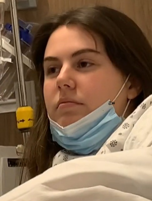 AcervoCharts's tweet photo. 🚨 REAL: Mulher filma médica assistindo tutorial no YouTube para tentar tratá-la. https://t.co/oFyuWxcvk9