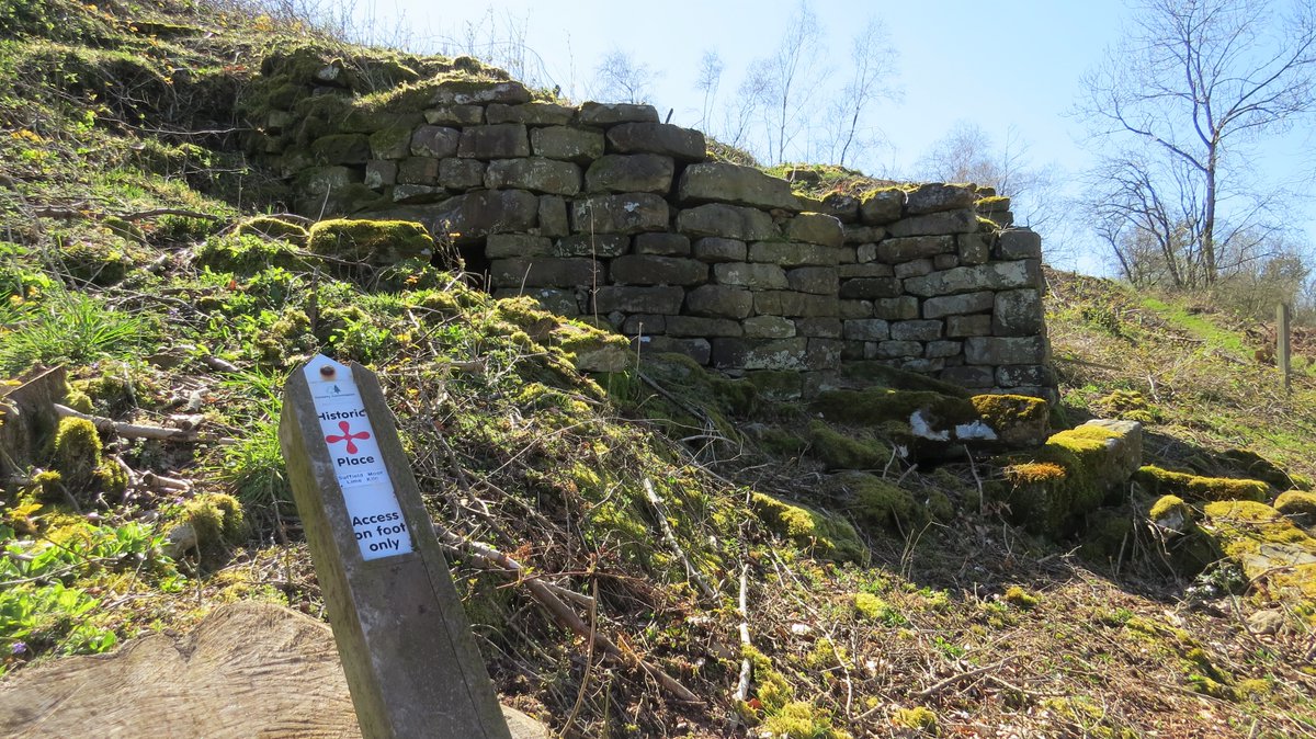 WaltonBob's tweet image. On Suffield Moor, the remains of a lime kiln beside a track that was probably used by pack horses. Lime was made in the C19 from limestone nodules (the ridge here is named Flockrake Noddle) to improve the heavy clay farmland in these parts. An interesting #historicplace.