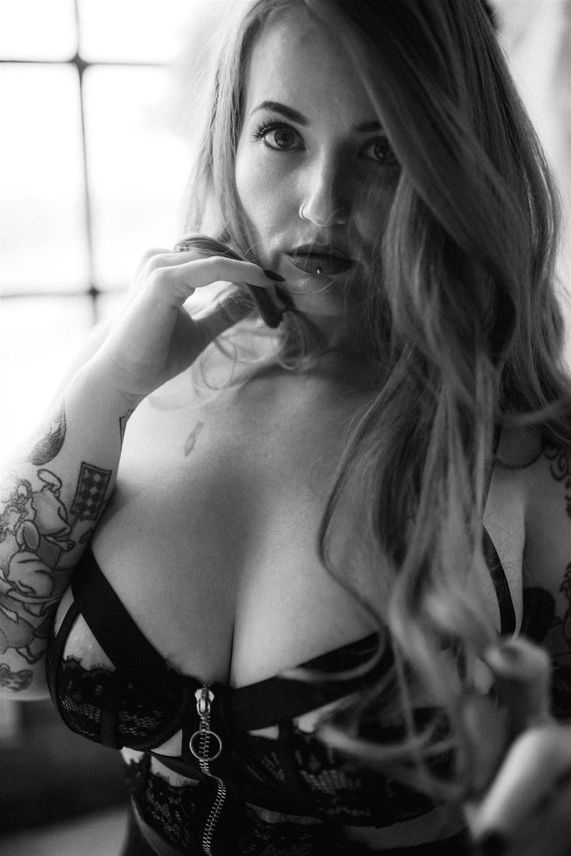 tiffanyrabbitx's tweet photo. Do you like color or B&amp;W photos better??
📸 by the amazing @deseamexo_ https://t.co/A3bwtlJF1T