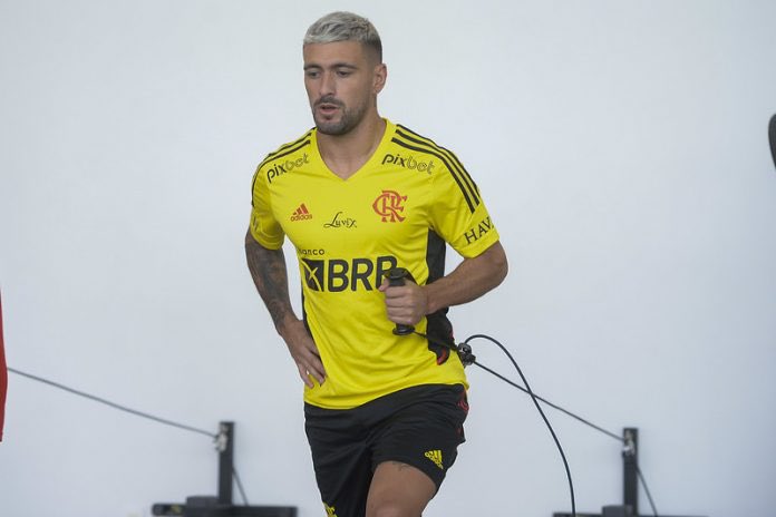 Flamengo importou um tratamento a laser recentemente liberado pela Anvisa para aplicar nos atletas lesionados.

O maior beneficiado hoje é Arrascaeta, que acelera a volta aos gramados a partir da tecnologia.

Após o Fla se movimentar, clubes como Atlético-MG e Botafogo estão