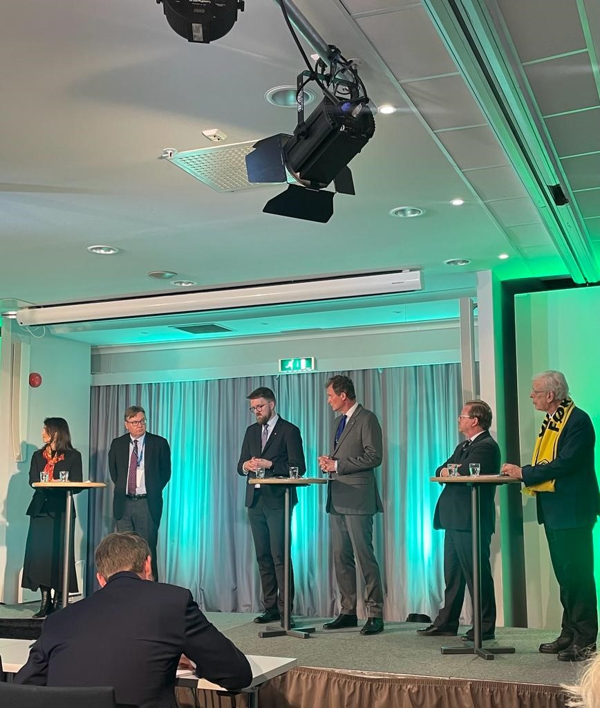 Ambassador <a href="/ndelagrandville/">Nicolas de La Grandville</a> participated in the Ambassadors panel at <a href="/HNDialogue/">High North Dialogue</a> today! Good discussions on the future of the <a href="/ArcticCouncil/">Arctic Council</a>, Arctic security policy &amp; the green transition with 🇳🇴 StateSec <a href="/EivindVP/">Eivind Vad Petersson</a> and ambassadors of 🇮🇸-🇫🇮-🇺🇸 &amp;🇨🇦. #hnd23