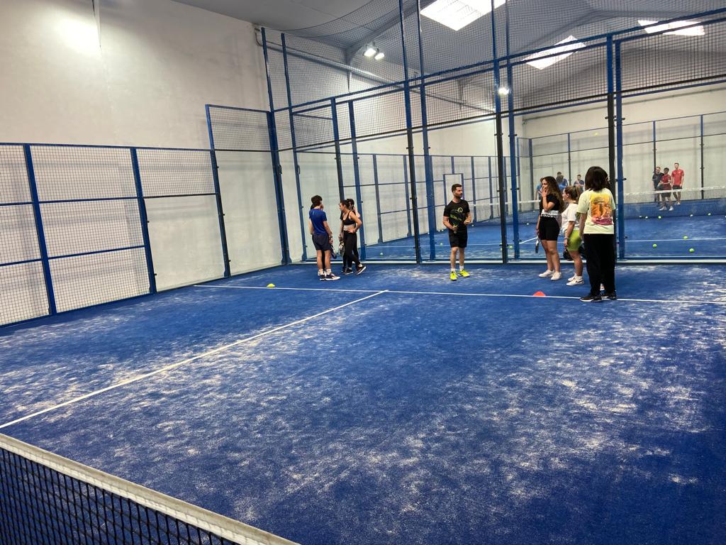 IAlhadra's tweet photo. El alumnado de 1° de Bachillerato ha visitado las instalaciones de Propadel, aprendiendo y disfrutando de este deporte tan entretenido. @EducaAnd #propadel #papel @eduKalmeria https://t.co/nzUM1ZV3cQ