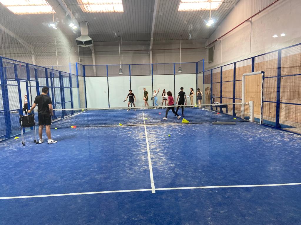 IAlhadra's tweet photo. El alumnado de 1° de Bachillerato ha visitado las instalaciones de Propadel, aprendiendo y disfrutando de este deporte tan entretenido. @EducaAnd #propadel #papel @eduKalmeria https://t.co/nzUM1ZV3cQ