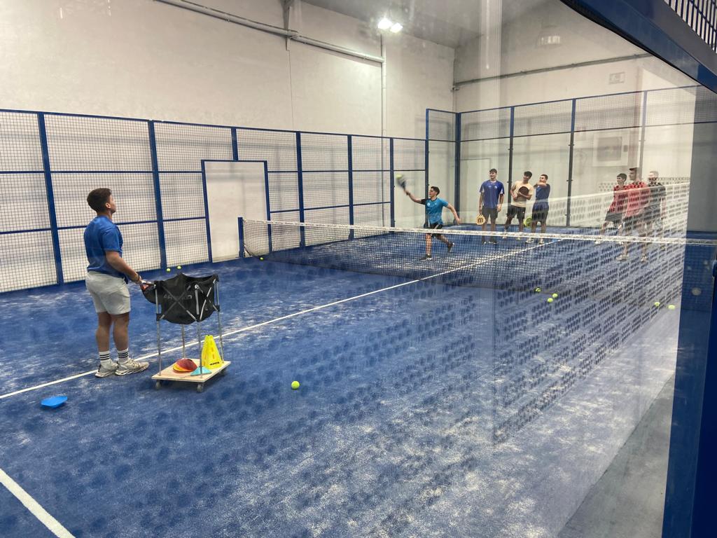 IAlhadra's tweet photo. El alumnado de 1° de Bachillerato ha visitado las instalaciones de Propadel, aprendiendo y disfrutando de este deporte tan entretenido. @EducaAnd #propadel #papel @eduKalmeria https://t.co/nzUM1ZV3cQ