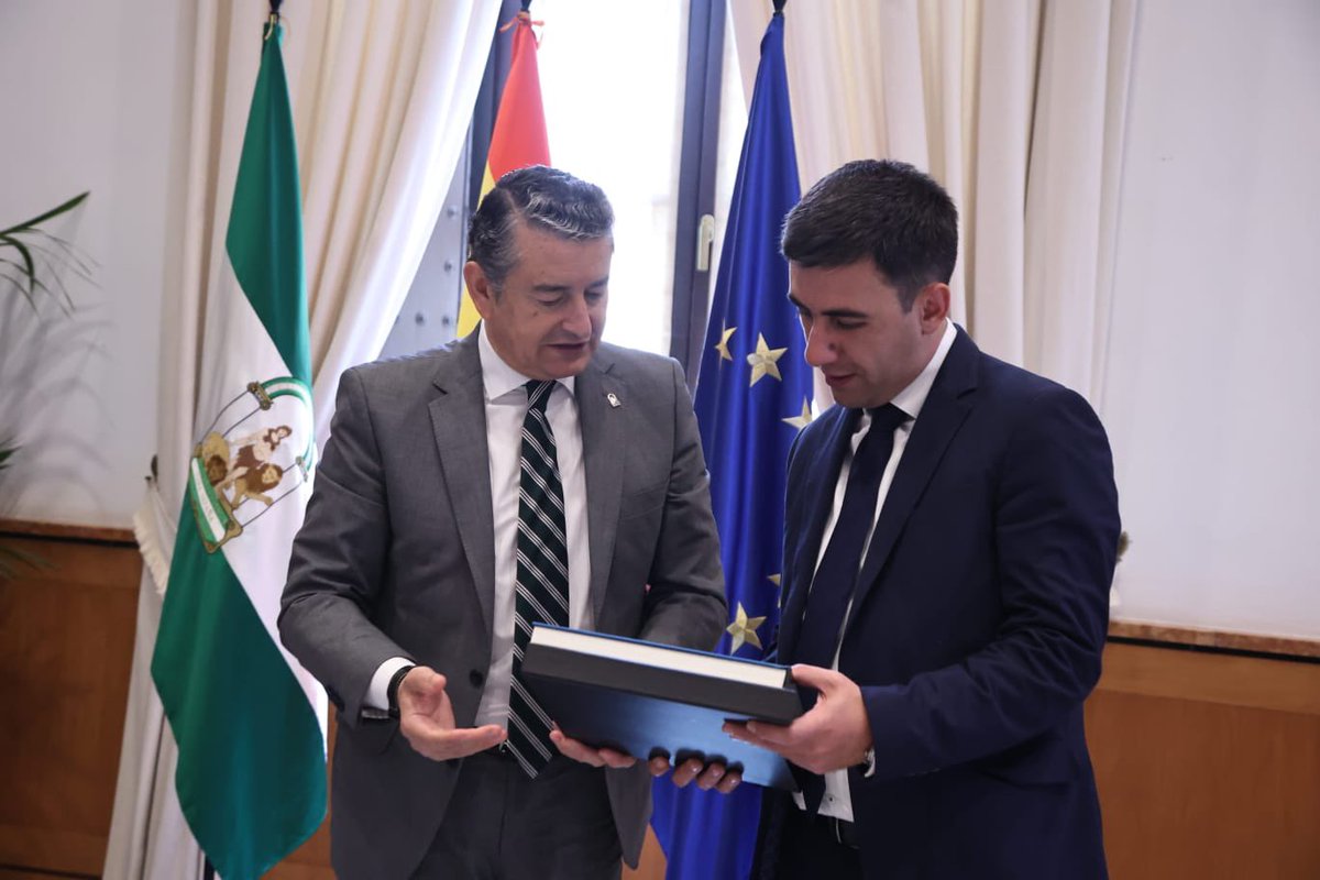 antoniosanz's tweet photo. La relación con países de todo el mundo es clave para el 
crecimiento y la prosperidad de #Andalucía. 

Hoy recibo al embajador de #Armenia, @sos_avetisyan, para 
seguir fortaleciendo nuestra colaboración y trabajar juntos hacia 
un futuro mejor. https://t.co/b0E3nqNObU