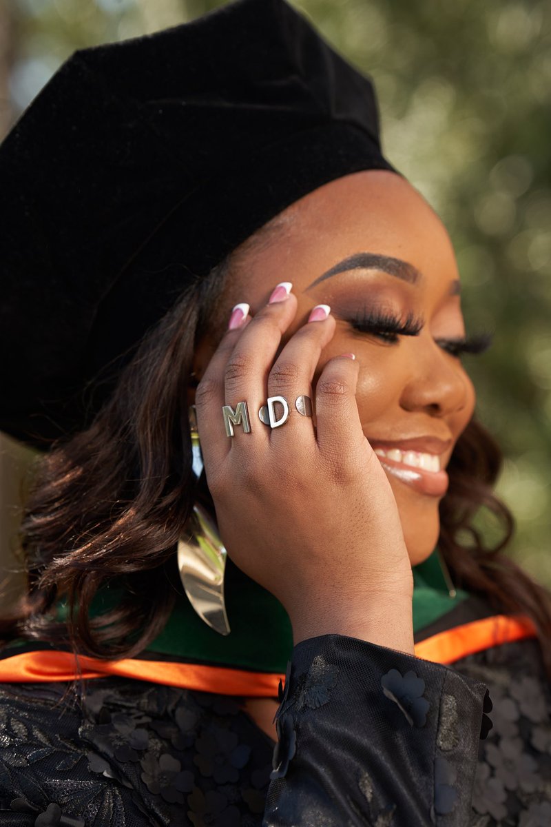 The countdown officially begins, 30 days until MD! 

#MedGradWishList - amazon.com/registries/gl/…