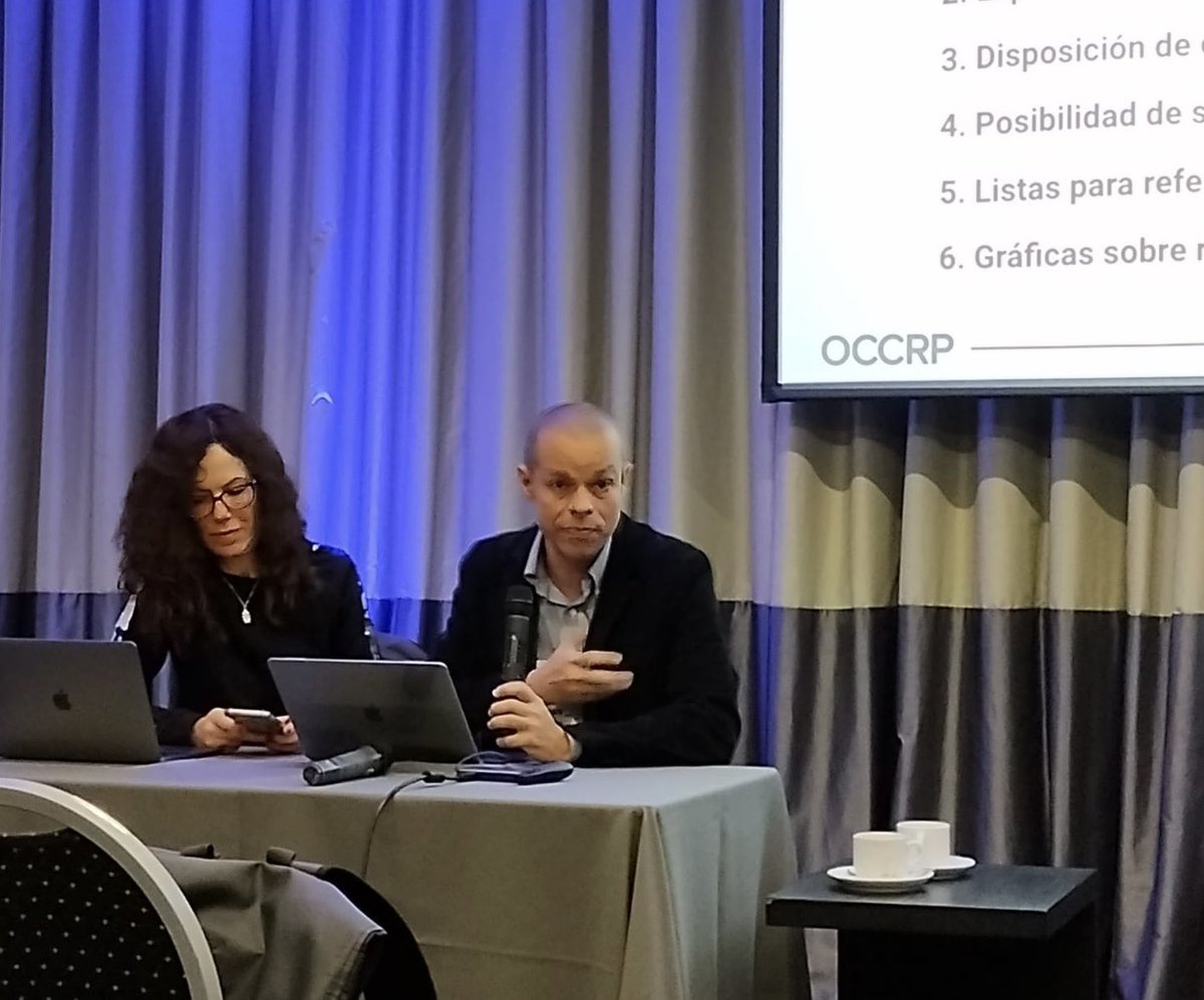 Con @davidgonzalezt en la presentación de “Cómo encontrar pistas para las investigaciones periodísticas usando Aleph” la plataforma de @OCCRP @Occrp_esp en la @CSVConf internacional en #buenosaires Gracias @colmanromi por la convocatoria