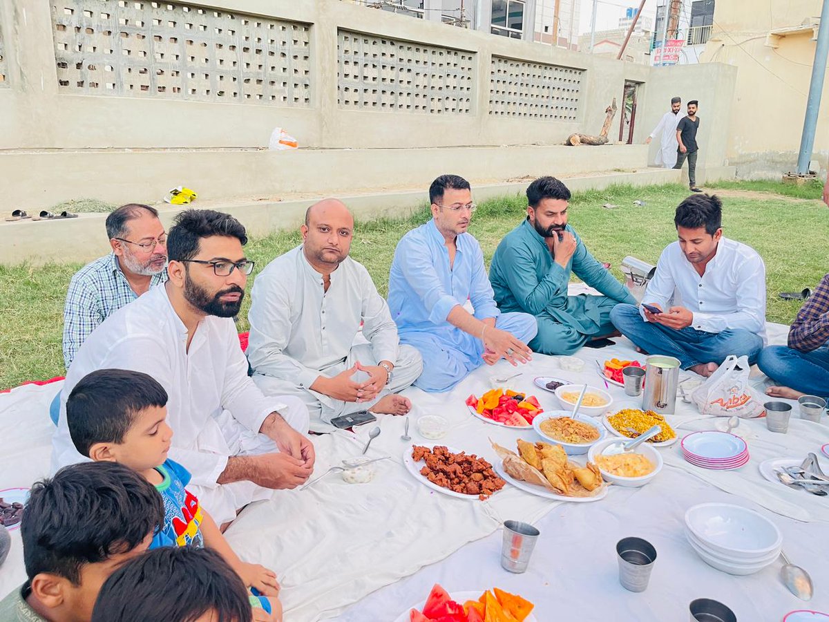 WaqasShoukat_'s tweet photo. پی ایس 104 یوسی 3 کی گرینڈ افطاری ۔

ہم پاکستان پیپلز پارٹی ہیں
#PPPFAMILY https://t.co/nmn6MGosZc