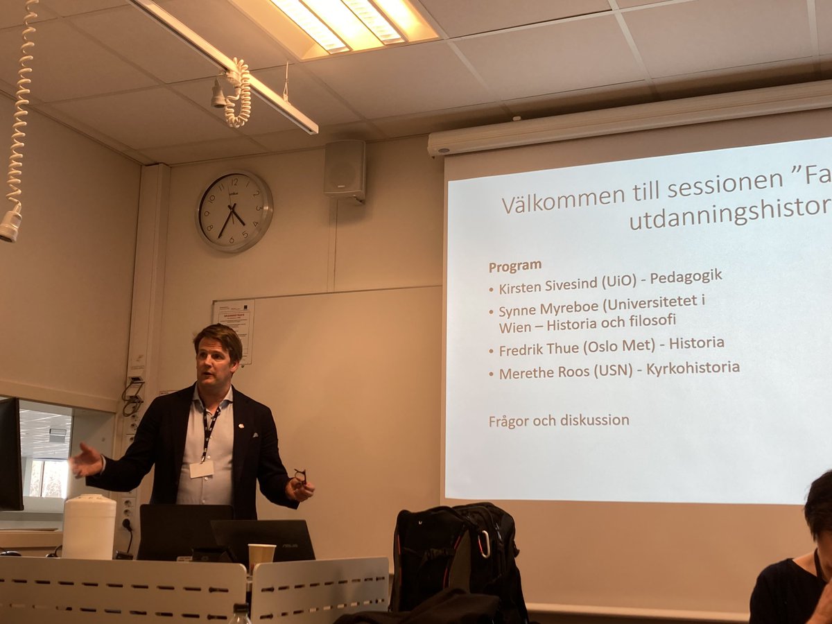 Utdanningshistorisk nettverk (@utdanningshist) on Twitter photo Henrik Edgren <a href="/uppsalauni/">Uppsala universitet</a> innleder et panel om «fagovergripende utdanningshistorie» med et hot shot-panel bestående av <a href="/mynther/">Merethe Roos</a>, <a href="/KirstenSivesind/">kirsten sivesind</a>, Myrbøe og Thue. <a href="/OsloMet/">OsloMet</a> <a href="/USN_info/">USN</a>. #uthist23 Henrik Edgren <a href="/uppsalauni/">Uppsala universitet</a> innleder et panel om «fagovergripende utdanningshistorie» med et hot shot-panel bestående av <a href="/mynther/">Merethe Roos</a>, <a href="/KirstenSivesind/">kirsten sivesind</a>, Myrbøe og Thue. <a href="/OsloMet/">OsloMet</a> <a href="/USN_info/">USN</a>. #uthist23