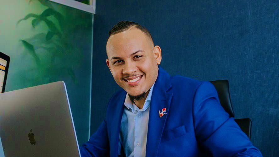 BryanFeliz7's tweet photo. Jairo Joel González Duran, CEO de Harvest Group &amp; Asociados, señalado por una presunta estafa millonaria. Metodología: Inversiones en la bolsa de valores y trading. https://t.co/oxIC3FMgX2