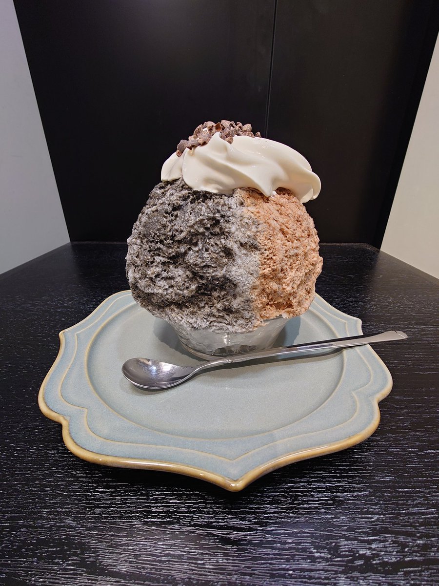 kakigooriotoko's tweet photo. 新宿高島屋11階催事場のウミネコパーラーとbrewed baseのかき氷

4月16日(日)
キャラメルマキアートパイ🍧と
アマゾンカカオと黒ごまラテに
コーヒークリーム
どちらも見た目よりもったりしていなくておいしかったです。

#かき氷　#ウミネコパーラー
#新宿高島屋　#催事場
#brewedbase https://t.co/ZH77CXNykh