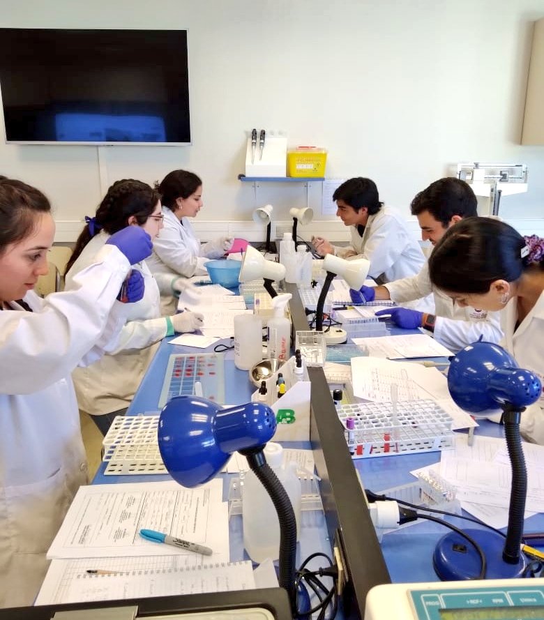 CsSaludUTalca's tweet photo. 📸 Estudiantes del módulo Medicina Transfusional de #TMUTalca realizaron despacho de transfusiones 🧐 #TecnologíaMédicaUTalca #CsSaludUTalca #UTalca #Talca 📍 https://t.co/x4Vq4TqUH0