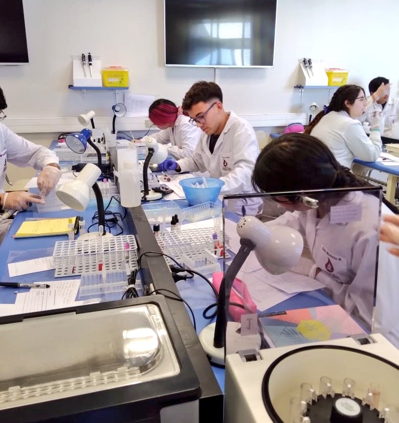 CsSaludUTalca's tweet photo. 📸 Estudiantes del módulo Medicina Transfusional de #TMUTalca realizaron despacho de transfusiones 🧐 #TecnologíaMédicaUTalca #CsSaludUTalca #UTalca #Talca 📍 https://t.co/x4Vq4TqUH0