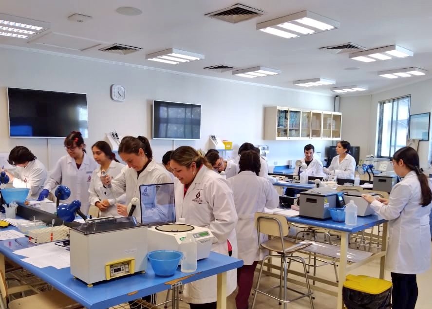 CsSaludUTalca's tweet photo. 📸 Estudiantes del módulo Medicina Transfusional de #TMUTalca realizaron despacho de transfusiones 🧐 #TecnologíaMédicaUTalca #CsSaludUTalca #UTalca #Talca 📍 https://t.co/x4Vq4TqUH0