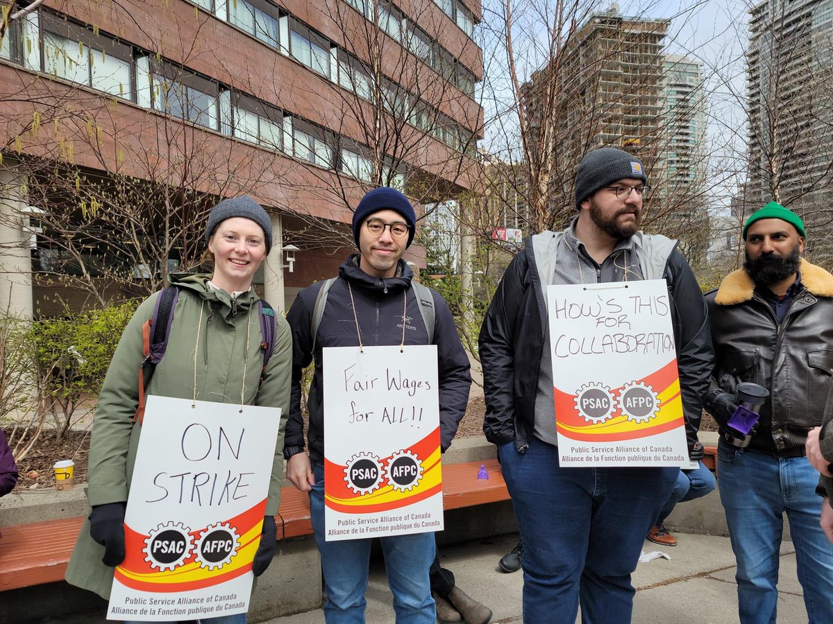CLC Secretary-Treasurer @Lily4Workers standing in solidarity with @psac_afpc workers on the picket line in Toronto. Find a picket line near you at buff.ly/3ov0GT5.