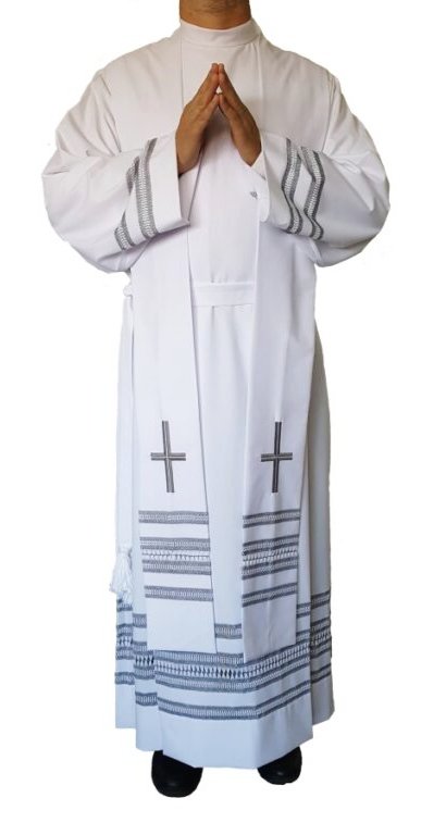 HdadSSantaMarta's tweet photo. la #patena. Cuando se administra en otros lugares, prepárese una mesa decente cubierta con un mantel y dos cirios.
El #ministro de la sagrada comunión, si es presbítero o diácono, irá revestido
de alba, o sobrepelliz sobre el traje talar y estola.⬇️ https://t.co/luDeY7JK7y