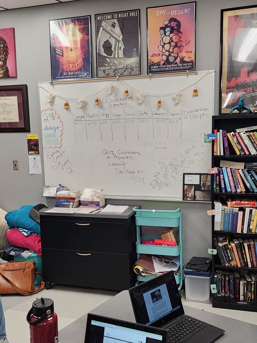 Mr. Smith's students chunking of articles for ELA'S game of Guarantee or Gamble! Kids were practicing their skills in prep for their STAAR on Tuesday. The competition got fierce when points were on the line! @nikkibemis_ <a href="/KayeGuidry/">Kaye Guidry</a> @PackPrincipal