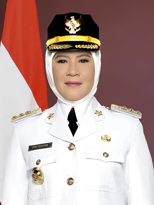 Bupati Indramayu: Nina Agustina

Namanya mencuat, setelah viralnya kondisi jalan RUSAK di Indramayu. Beliau, putri dari mantan Kapolri Jenderal (Purn) Da'i Bachtiar.

Mari CEK hartanya...🧐