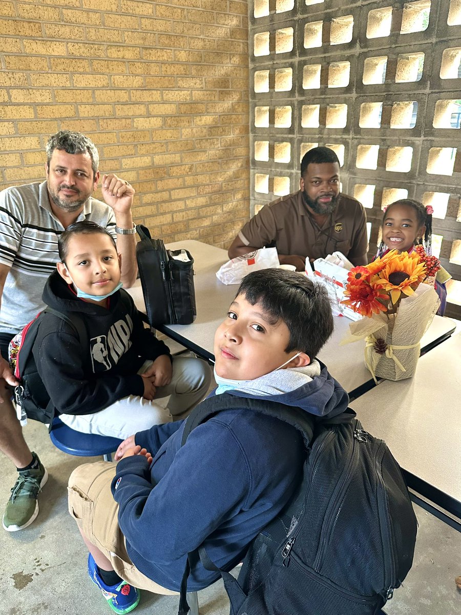 EmilyMe10531515's tweet photo. My ❤️ is full this morning as Ross STEM scholars were joined by Dads,Step Dads,Uncles,Brothers…#DonutsWithDads #FamilyAffair @AhmeshaG @ray4d_thebetsy @Tareese8 @HISDElementary2 @HISDChoice @TeamHISD @HISDPolice @houstongent @HISDFACE @HISDPolice @BetsyRossElem @ShipleyDonuts https://t.co/eX1qm3gwkK